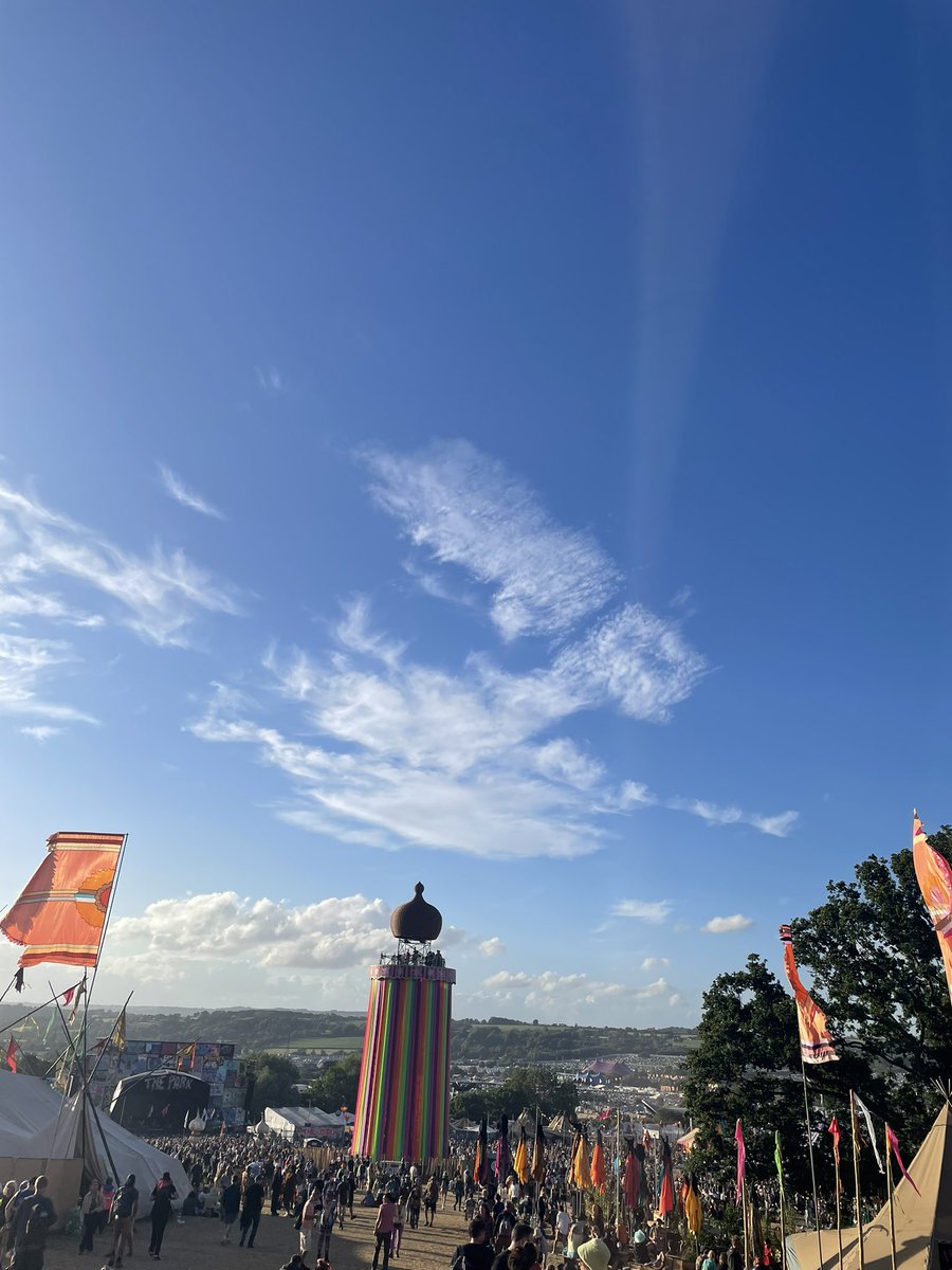 Jarvis (Jarv Is? Whatever) at golden hour in the Park. Jack White before him, put on a masterclass of how to structure and execute a festival setlist. Take note Bobby Gillespie. #glastonburyfestival2022