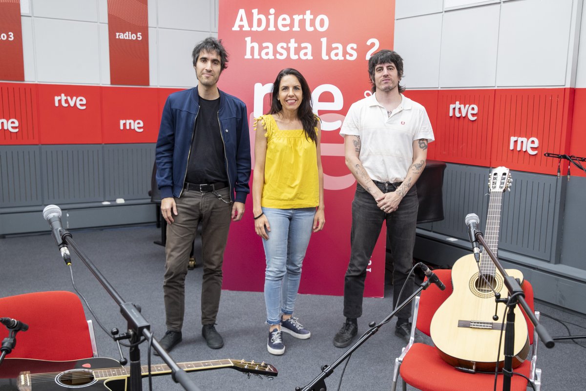 Abiertohasta2's tweet photo. Enhorabuena @Biznaga77 por vuestro cuarto disco #BremenNoExiste. Dejaros arrastrar por la fuerza de esta banda, que incluso en formato reducido como esta noche en nuestro escenario de @radio5_rne suenan imparables. https://t.co/2kUM5eXDDl