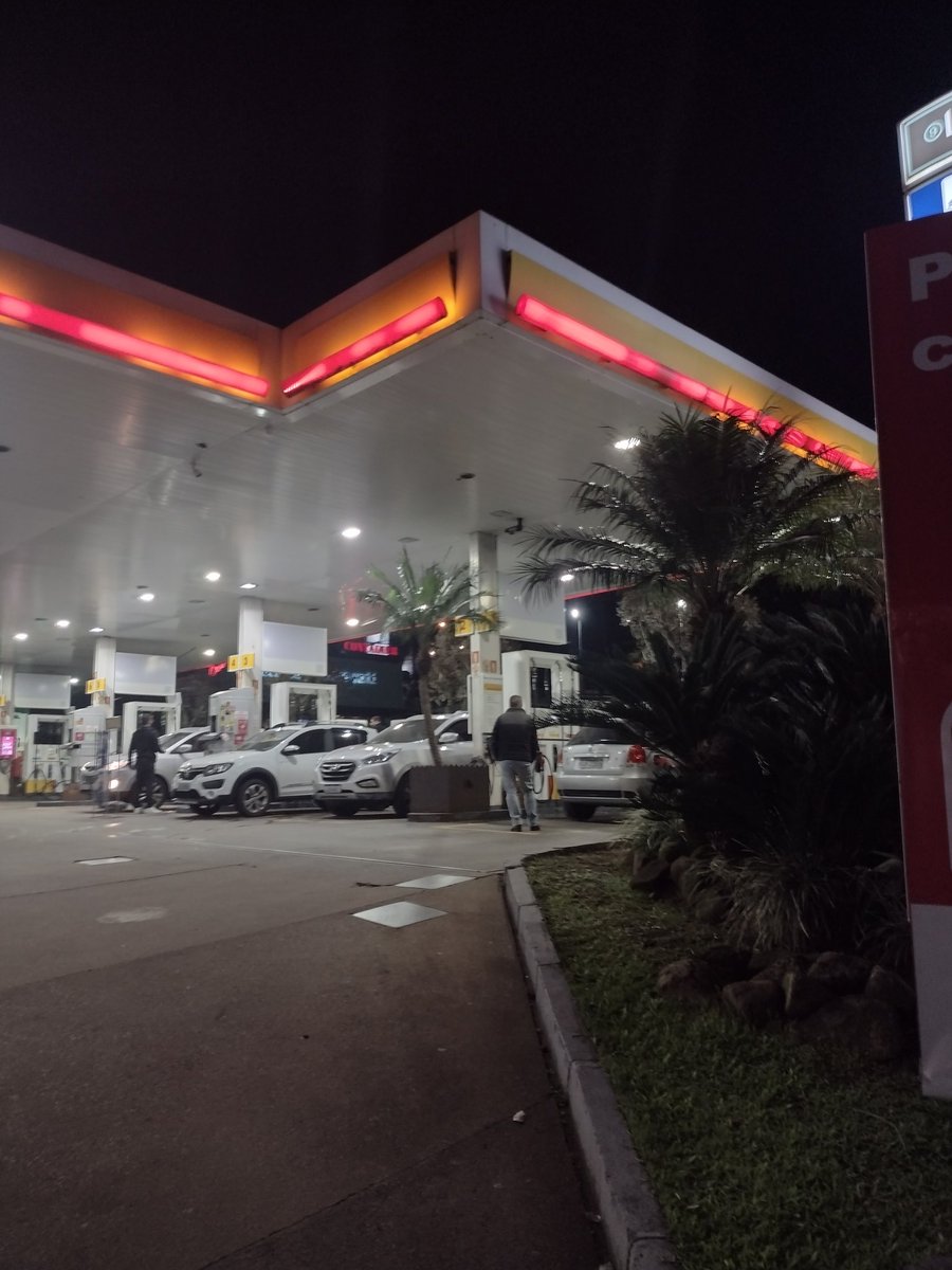 DianaHerbstrith's tweet image. @rodievy2813 @EdivaniaFs 
A uns 20 minutos atrás no posto Shell da Esquina Anita Garibaldi com Marechal Andrea, DESCASO total com cliente o posto lotado e apenas um atendente.
#postoshell #descaso #sematendente