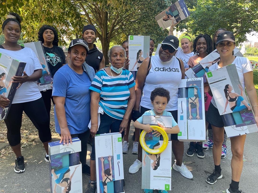 JoinJoyner's tweet photo. Today we completed an hour long high intensity circuit 🏋️‍♀️, re-balanced our chakras through yoga and meditation 🧘‍♀️and got the body moving again with a session of Zumba to our favorite Afrobeats and Reggae tunes 🥁🎶

#CommunityWellnessDay #Bronx #District77 #Concourse #Yoga https://t.co/lfBrIJftpr