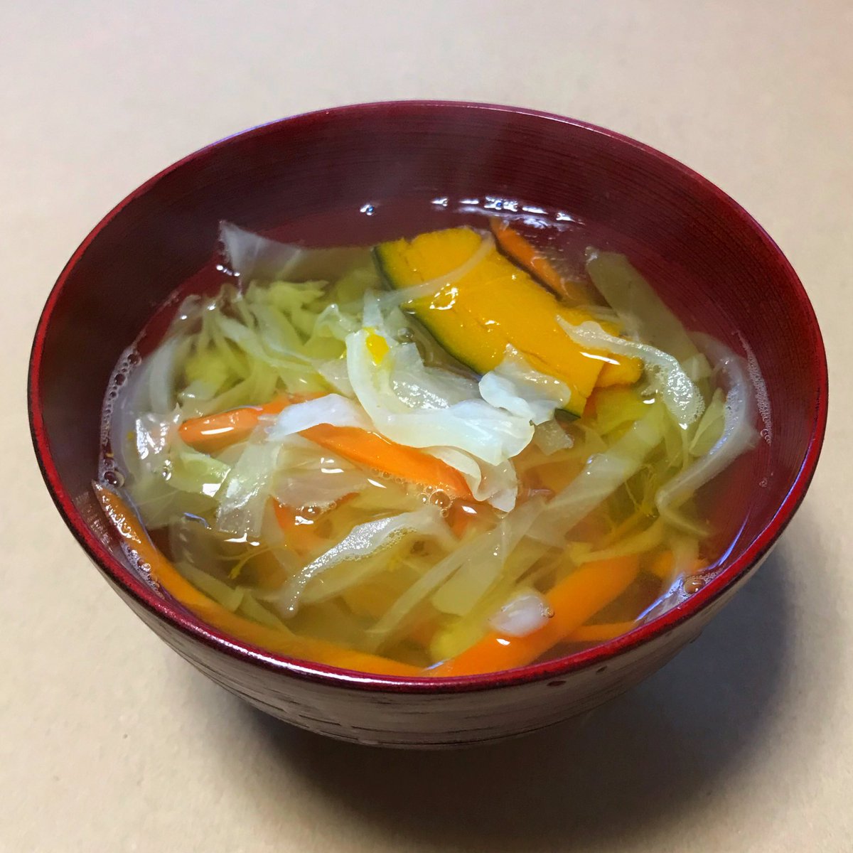 今日のスープは野菜スープ。作って翌日のもの。猛暑に負けない、普段からの身体作りのためにもこの野菜スープを食べています。#今日のスープ　#野菜スープ　#ケの食事　#にんじん　#玉ねぎ　#キャベツ　#かぼちゃ　#today’s soup   #vegetable soup  stand.fm/episodes/62686…