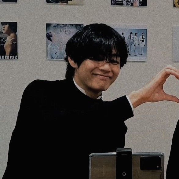 taekookthk's tweet photo. — “Nuestra relacion no es para ser mostrada a las camaras" 

o talvez si? 

                                      ⇴ a thread. https://t.co/VKxHx7wcgq