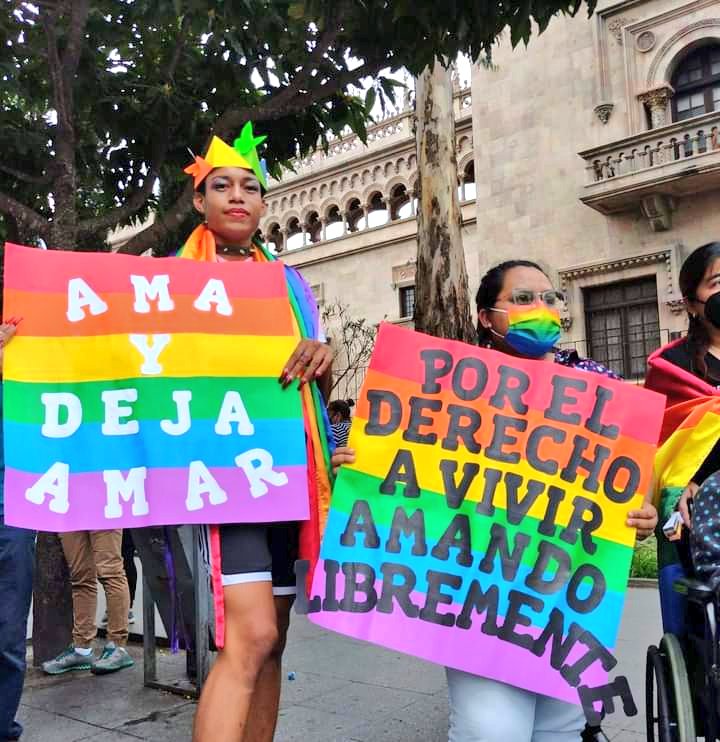 marycarr09's tweet photo. #MesDelOrgullo 🏳️🌈 / El Sábado 25 se realizó el #pride202 que inicio sobre la séptima avenida de la zona 4, dirigió a la plaza de la zona 1, dónde participación cientos de la comunidad diversa con más de 28 carrosas en la edición número 20, dedicada a denunciar la violencia, https://t.co/K6UViu35S9