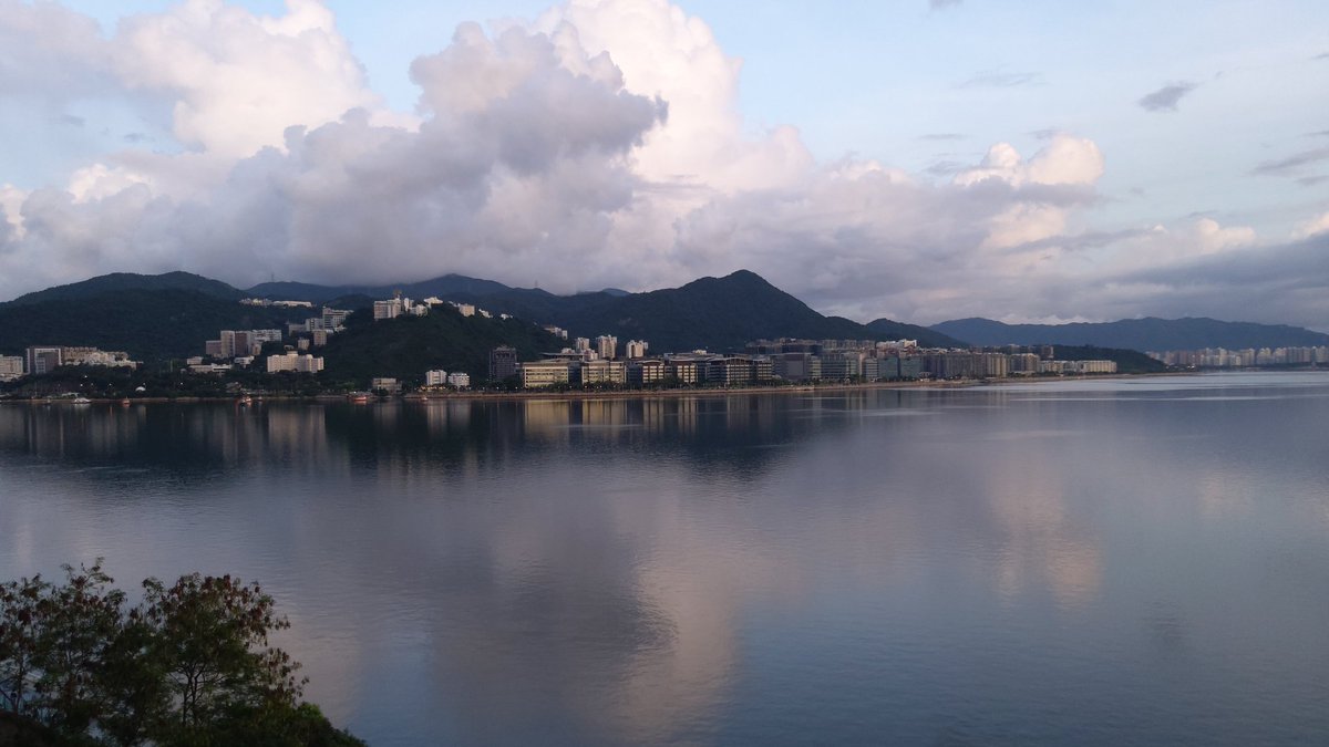 HKGlossy's tweet photo. 6am, 29-34c, humidity 81%🌦+VERY HOT WARNING🔥🇭🇰 Mirroring on the water, lovely morning view.

@YouTube #AsianView #JapaneseExpatsInHK #SubscribeNow 
#WeatherReportHK https://t.co/j5hZXxjGvH