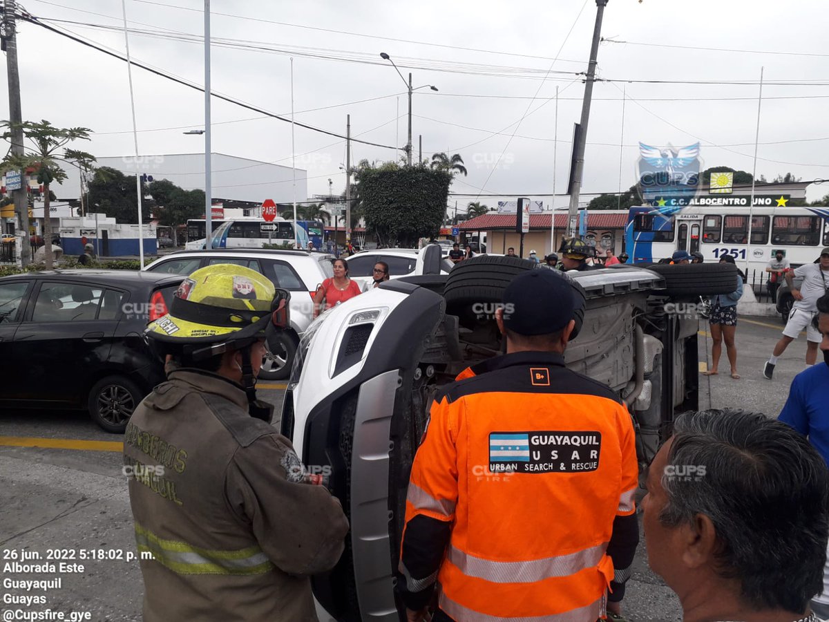 pixel_onlines's tweet photo. ⚠️ Una persona herida dejó el volcamiento de un vehículo dentro del parqueadero del Mi Comisariato de la Cdla. Alborada, norte de Guayaquil.

Unidades #BCBG atendieron la novedad. https://t.co/nmNLhttQkV
