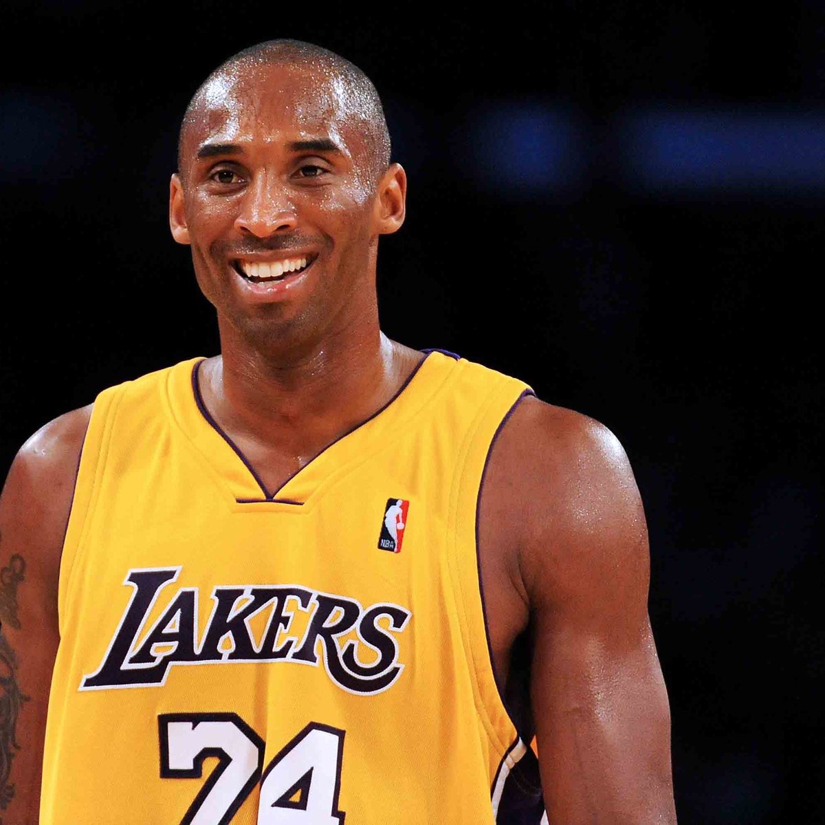 Phil Handy asked Kobe why he was such an a-hole. Kobe’s response: “I see dudes walk in 10 mins before practice & leave right after. Why the f— am I gonna pass them the ball? I don’t respect their work ethic. I’m busting my ass & they don’t want to work.” (via All The Smoke Pod)