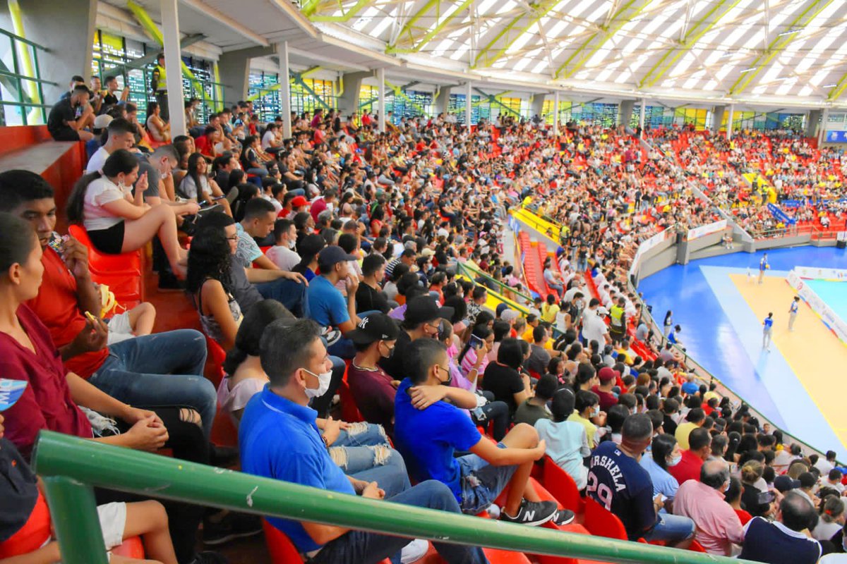 MelloCastroG's tweet photo. Ambientazo en el Coliseo Cubierto. Es lo que siempre soñamos: ver a nuestra gente llena de ilusión y esperanza. Los Juegos Bolivarianos son de la comunidad, de los barrios, de la familia. Este es el año de Valledupar. https://t.co/D9BAKKzAEs
