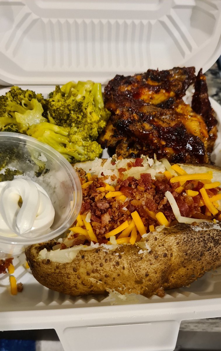 Dinner 🤤😋 #madebyme
#BBQchicken 
#Broccoli
#loadedpotato #SundayDinner 😊 #letsEAT
