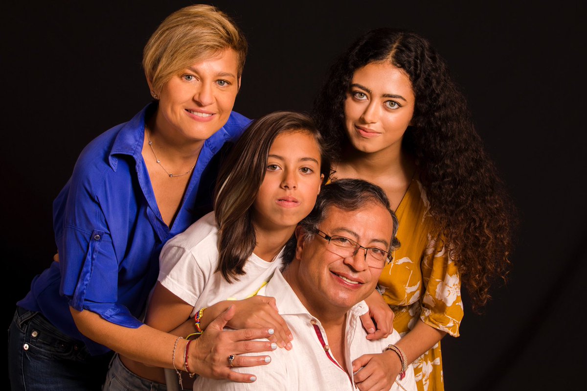 Sofía, Antonella y Nicolás tienen un padre entregado, leal y que siempre les ha enseñado con amor❤️ Lo mejor que hemos construido juntos ha sido la crianza compartida de nuestr@s hij@s✨

Para todos los padres responsables de Colombia, les deseo un feliz #DíaDelPadre 🙏🏻