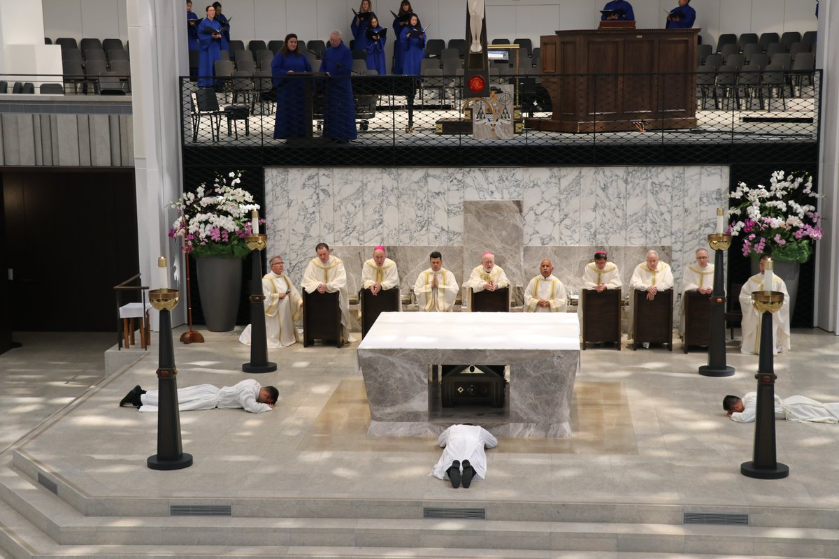 OCObispo's tweet photo. @OCObispo
Tres nuevos diáconos fueron ordenados el 25 de junio en la Catedral de Cristo, en la Diócesis Católica Romana de Orange. Ellos son: Ian Michael Gaston, Jesús David Moreno Noriega y Benjamin Minh Nguyen. https://t.co/wAEUj9r1Mf