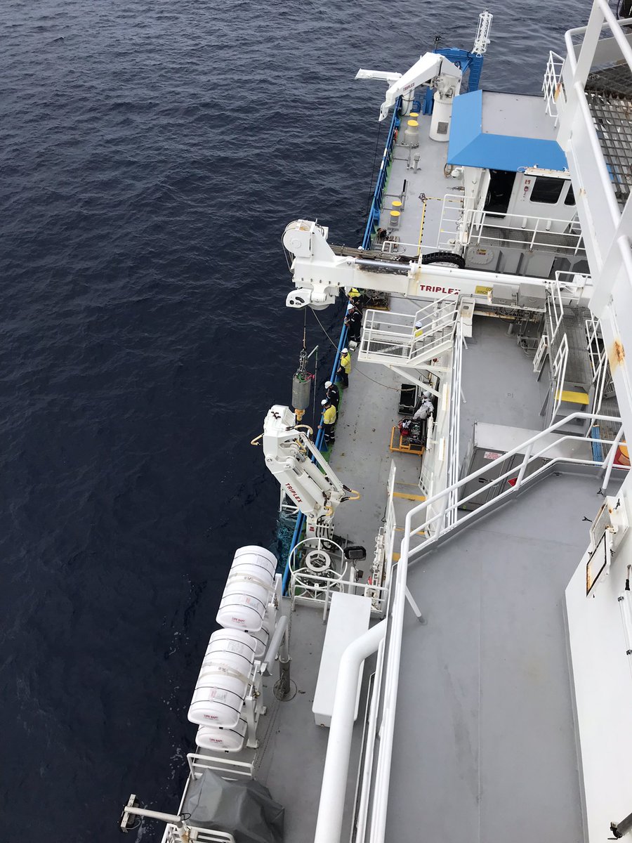 DrHannahPower's tweet photo. Yesterday on #RVInvestigator started out with a CTD which measures ocean temperature &amp; salinity, as well as currents through the full water column &amp; ended with a piston core. 🛳🌊

Here are some of our fabulous #WomenInSTEM ready to head out and section up the core! 💪📷👇 https://t.co/vQH1bI0iqQ