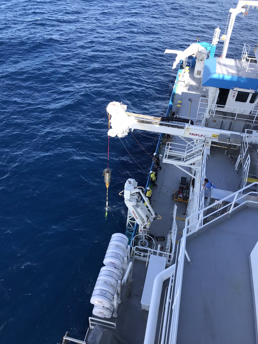 DrHannahPower's tweet photo. Yesterday on #RVInvestigator started out with a CTD which measures ocean temperature &amp; salinity, as well as currents through the full water column &amp; ended with a piston core. 🛳🌊

Here are some of our fabulous #WomenInSTEM ready to head out and section up the core! 💪📷👇 https://t.co/vQH1bI0iqQ