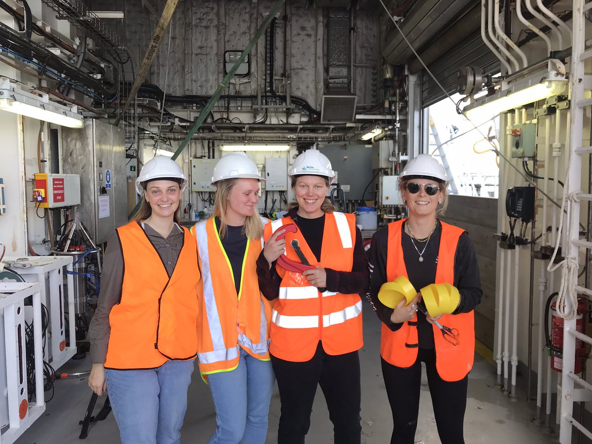 DrHannahPower's tweet photo. Yesterday on #RVInvestigator started out with a CTD which measures ocean temperature &amp; salinity, as well as currents through the full water column &amp; ended with a piston core. 🛳🌊

Here are some of our fabulous #WomenInSTEM ready to head out and section up the core! 💪📷👇 https://t.co/vQH1bI0iqQ