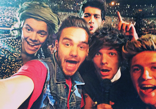 todays1dhistory's tweet photo. Today (June 29) in 2014 - ot5 snap a selfie at WWA Milan #2 😊😊 https://t.co/ZgR9bUez5K