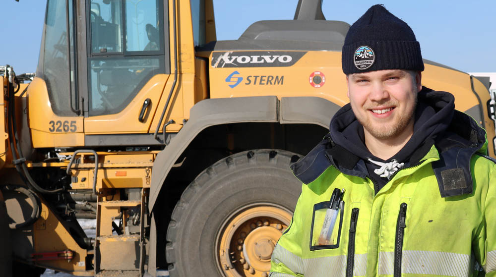 Vinski Syrjänen oli ensimmäisen kerran kesäahtaajana 18-vuotiaana. Sen jälkeen hän kävi lukion loppuun, työskentelee nyt ahtaajana, tuuraa pomoja ja opiskelee logistiikkainsinööriksi. #stevecolaiset #stermiläiset #työurasatamassa #logistiikka #jamk 
steveco.fi/fi/index/ajank…