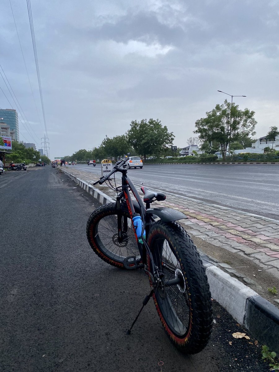“पाँच मिनट और सोने की आदत हमें घंटों सुला देती है, यही आलस्य जीवन में हमें वर्षों पीछे कर देता है”⛈