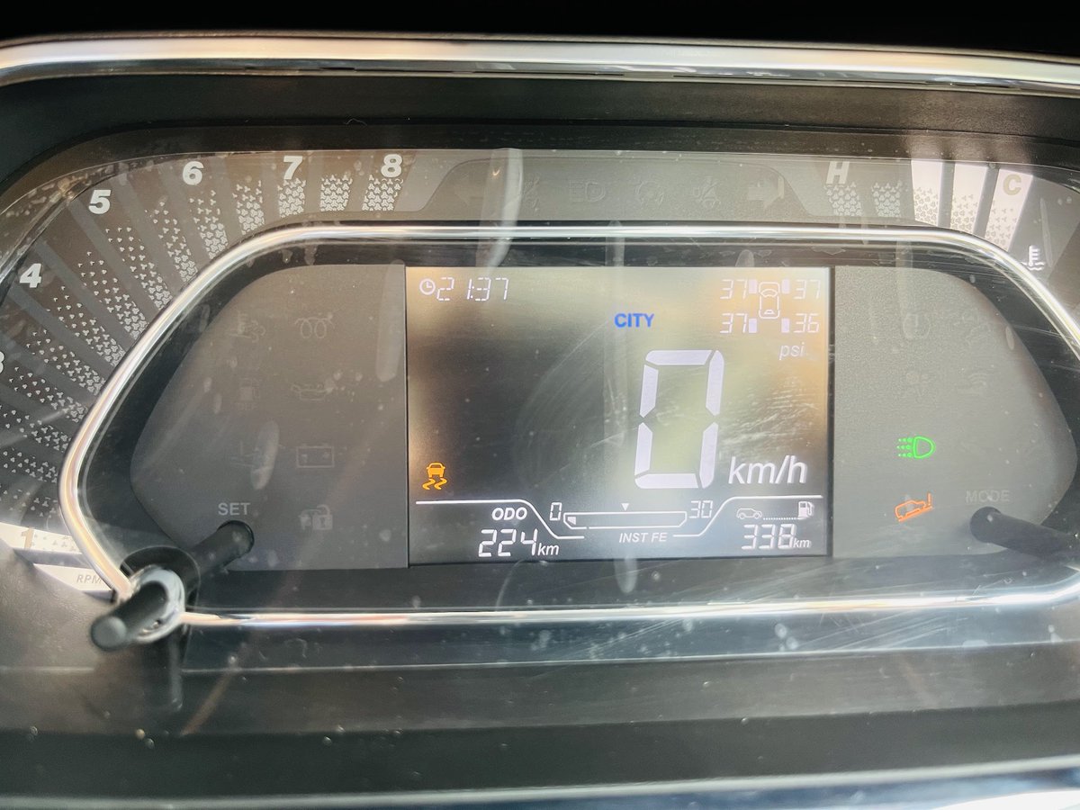 nidhinnidhi007's tweet photo. Tata Nexon XZ+ HS I took gt broke dwn in d middle of the straight city road jst aftr riding arnd 15 km. It hd small small scratchs marks &amp; paint misalignment on it. Tata team cheated me with a used car. Tht too on top variant. @TataMotors @RNTata2000 @MayankPareek_ [thread1] https://t.co/Yio1nqMhee