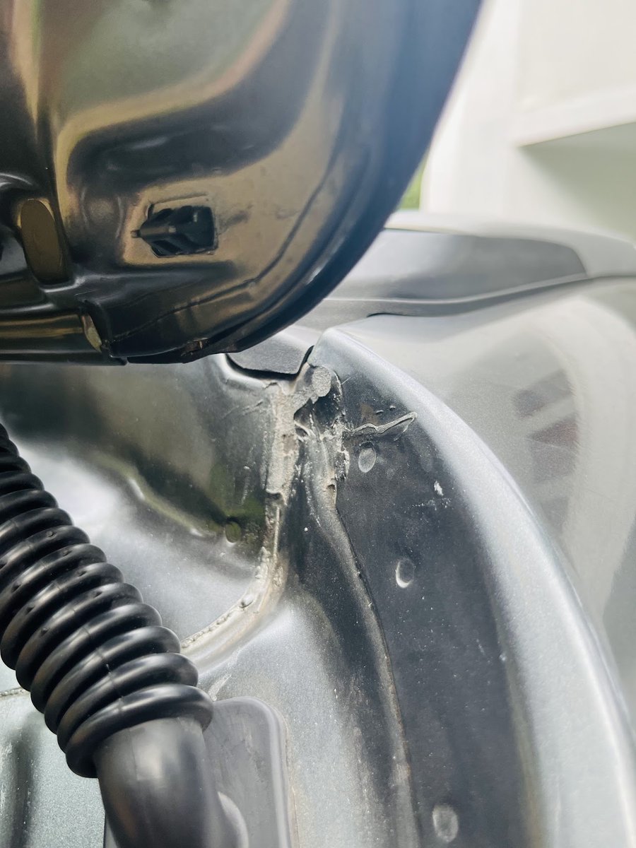 nidhinnidhi007's tweet photo. Tata Nexon XZ+ HS I took gt broke dwn in d middle of the straight city road jst aftr riding arnd 15 km. It hd small small scratchs marks &amp; paint misalignment on it. Tata team cheated me with a used car. Tht too on top variant. @TataMotors @RNTata2000 @MayankPareek_ [thread1] https://t.co/Yio1nqMhee