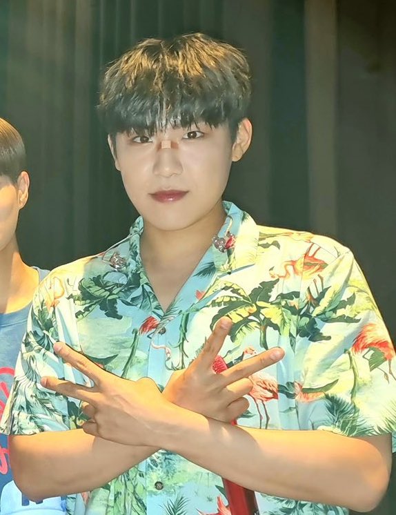 zzack_jini's tweet photo. 박우진 보물콧대에 상처난 거 맴찢이지만.. 밴드 붙인 거 넘 잘어울리지 않냐며 너드미 작렬이라 의도한 컨셉인 줄 알았잖아 https://t.co/lawu9NjHQW