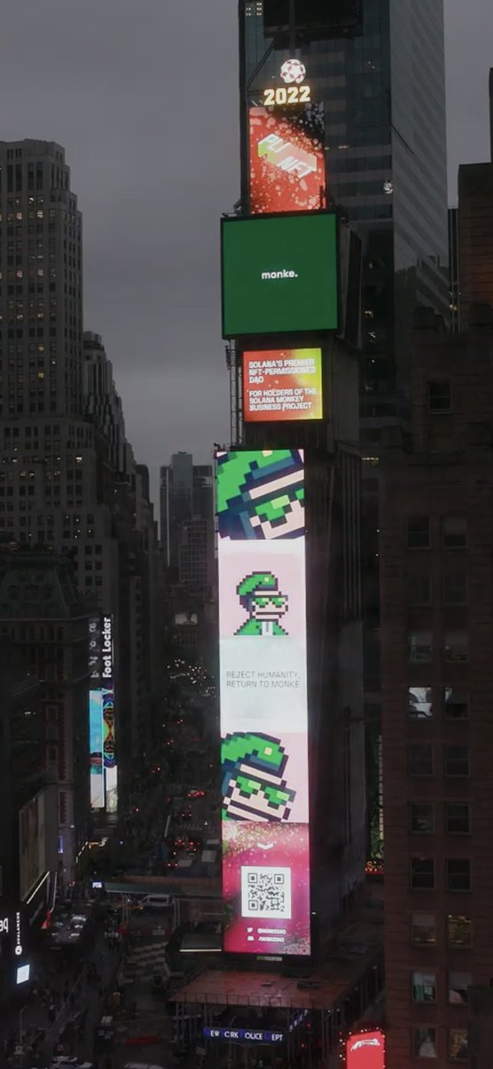 The <a href="/MonkeDAO/">MonkeDAO🍌</a> towered over NFT.NYC last week … figuratively and literally. 

Huge thanks to <a href="/PLINFT/">PLINFT</a> for making this happen.  Absolutely surreal to see.
