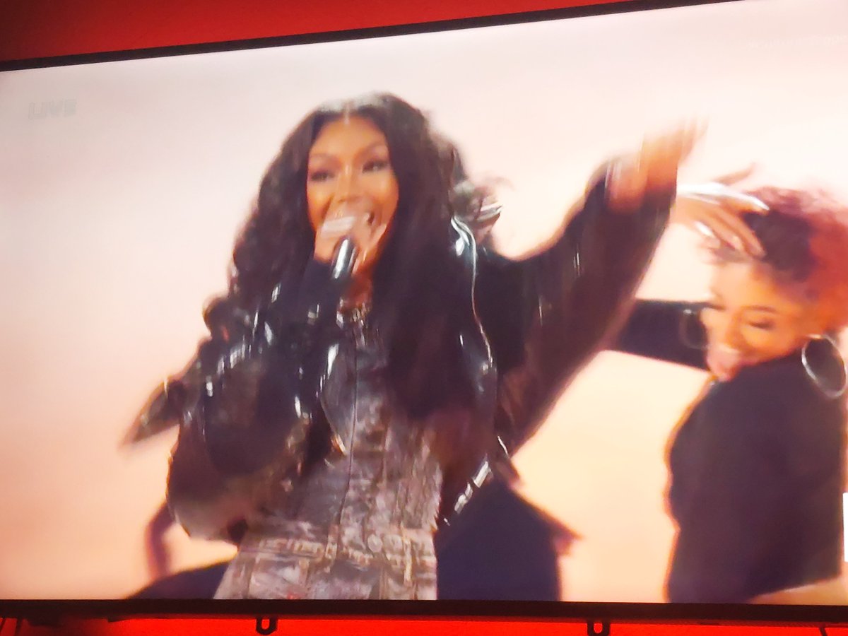 xkaemonique's tweet photo. Ok #BETAwards that was MOMENT! #brandythevocalbeast https://t.co/z5iC6eGcex