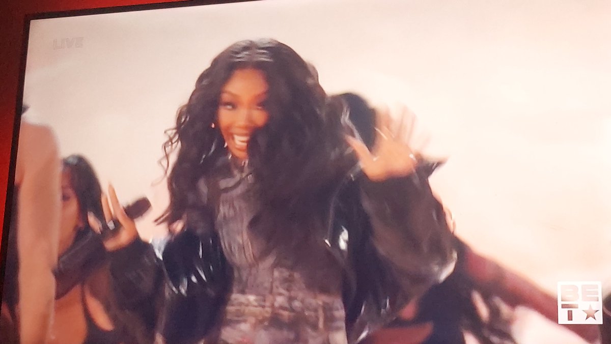 xkaemonique's tweet photo. Ok #BETAwards that was MOMENT! #brandythevocalbeast https://t.co/z5iC6eGcex
