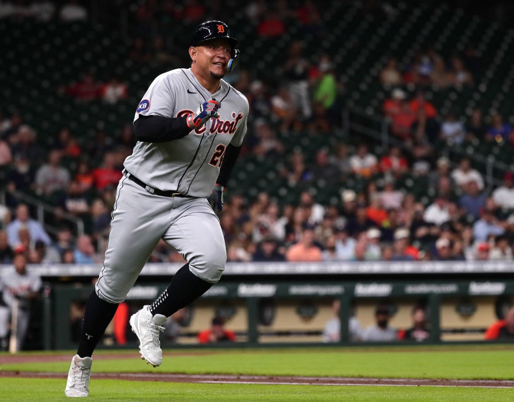 Miguel Cabrera superó a Rod Carew en la lista histórica de hits (Video) dlvr.it/SStvmQ #siempreinformado