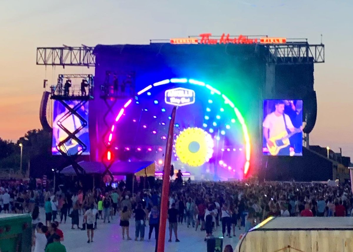 jaimedrayer's tweet photo. Had the best night at the #ArkellsRally! 🍻🎶 Seeing everyone out around the stadium listening in lawn chairs, having a drink with neighbours, &amp; dancing &amp; enjoying themselves truly made me fall in love with #hamont all over again! What a magical experience 💗 @arkellsmusic https://t.co/ylemnnxeA6
