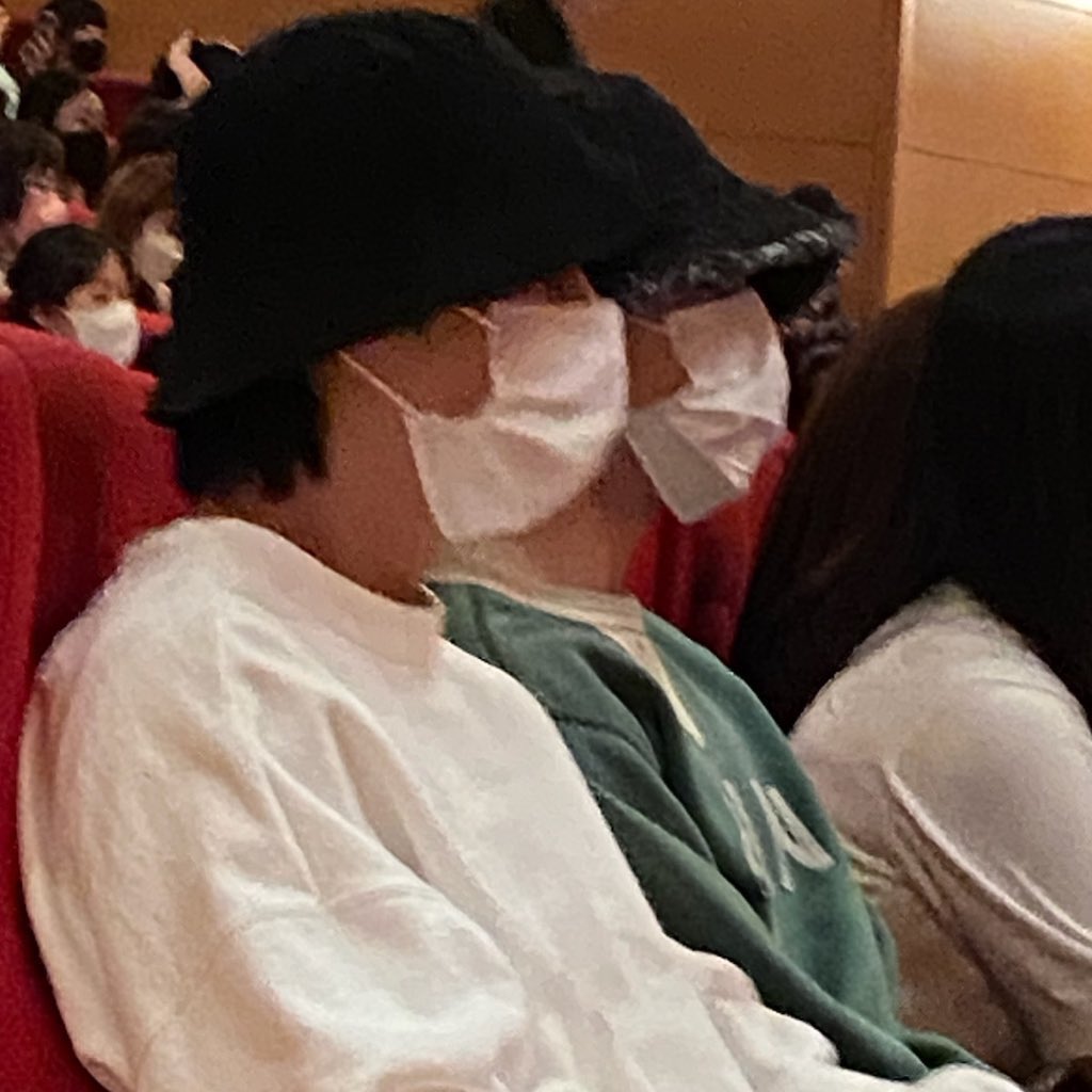 Pochacco_KM's tweet photo. 220626 
ハ・ソンウン君が出演するミュージカル「タイヨウのうた」にじみんちゃんとセオン君が応援に駆け付けた～‼️セオンくんは前にホワイトデー焼肉グクミン撮られて一緒に写ってた子だよ🥰
#국민 #jikook #kookmin #KM #グクミン https://t.co/DhyY7mBszN