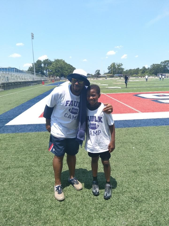 _LifeWithKev's tweet photo. @Patriots @LafayetteTravel Faulk Camp 2022 with my youngest Son La'Kai 🏈🏈🔥🔥💯💯 https://t.co/4kmzOeYJkm