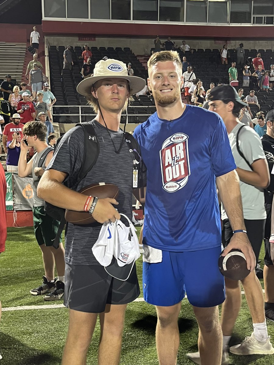 collincook22's tweet photo. Good weekend learning and getting better at the Manning Passing Academy! @VisionQb @mpa_info @er_football @ER_CoachA @CoachBrooks33 @ArmedDangerQBS https://t.co/S6kCkgT8hT
