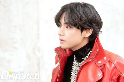 KTH_News's tweet photo. 🗞 #BTSV attended the Celine Summer 2023 Fashion Show held at the Palais de Tokyo in Paris, France on the 26th, where fans erupted with cheers and passionate shouts when he arrived. His chic charm as well as his sculptural visual stood out.

6 https://t.co/oa7isB5EIb https://t.co/t7r64gGNPb