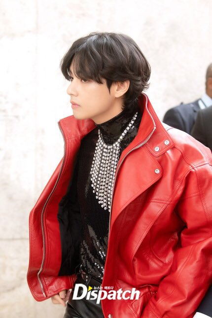 MarahSts's tweet photo. Fotos do Taehyung em HD postadas pela Dispatch no desfile da Celine.

Esse homem 🥰🫠 https://t.co/TZXrzFf47m
