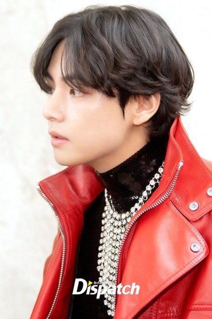 MarahSts's tweet photo. Fotos do Taehyung em HD postadas pela Dispatch no desfile da Celine.

Esse homem 🥰🫠 https://t.co/TZXrzFf47m
