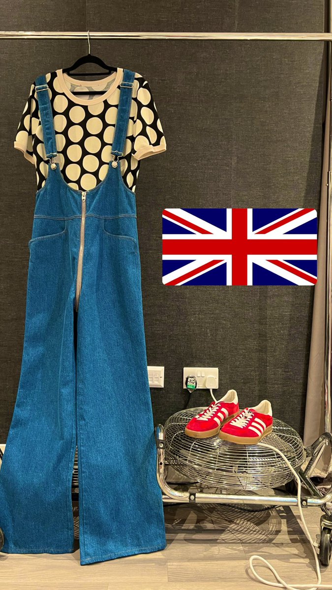 Emmilia_'s tweet photo. Harry wearing the flag colours for each city he’s performed in, to make Love On Tour feel like home for each audience, is very on brand #Harryshouse #LoveOnTour2022 https://t.co/SxJUu2Mp9b