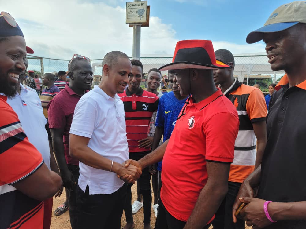 We_yoneNp's tweet image. Leading the APC party in the House of Parliament is divine. @HonChernor is an exceptional MP with excellent leadership prowess; in opposition, he now leads 🇸🇱 Parliament. He has given a Nike to Sesay from Tonkolili. @BBCAfrica @africaupdates @USEmbFreetown