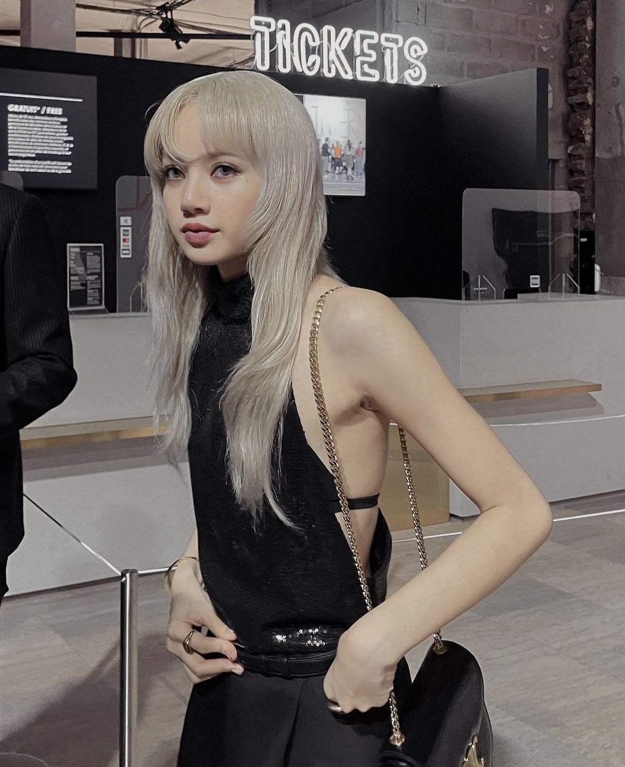 9lisa7 🦋 on X: SEXYYYYYYY 🥵🔥🔥🔥 #LISA #LISAXCELINE #LISAatCelinePFW22  LALISA HUMAN CELINE  / X