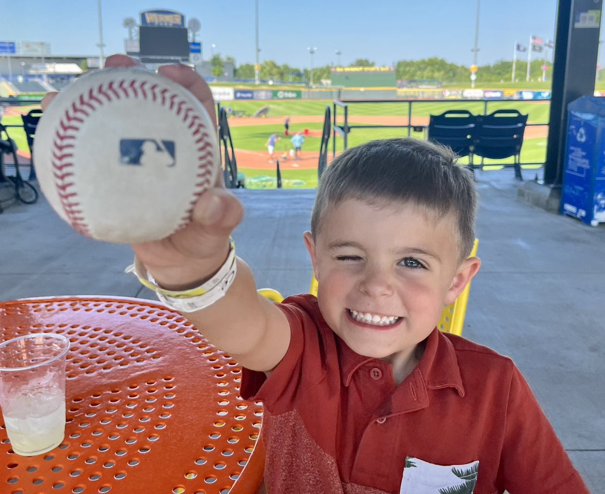 jeffgolfpro's tweet image. @OMAStormChasers my little guy got a foul ball! He is now forever a Baseball fan! Thank you @OMAStormChasers!