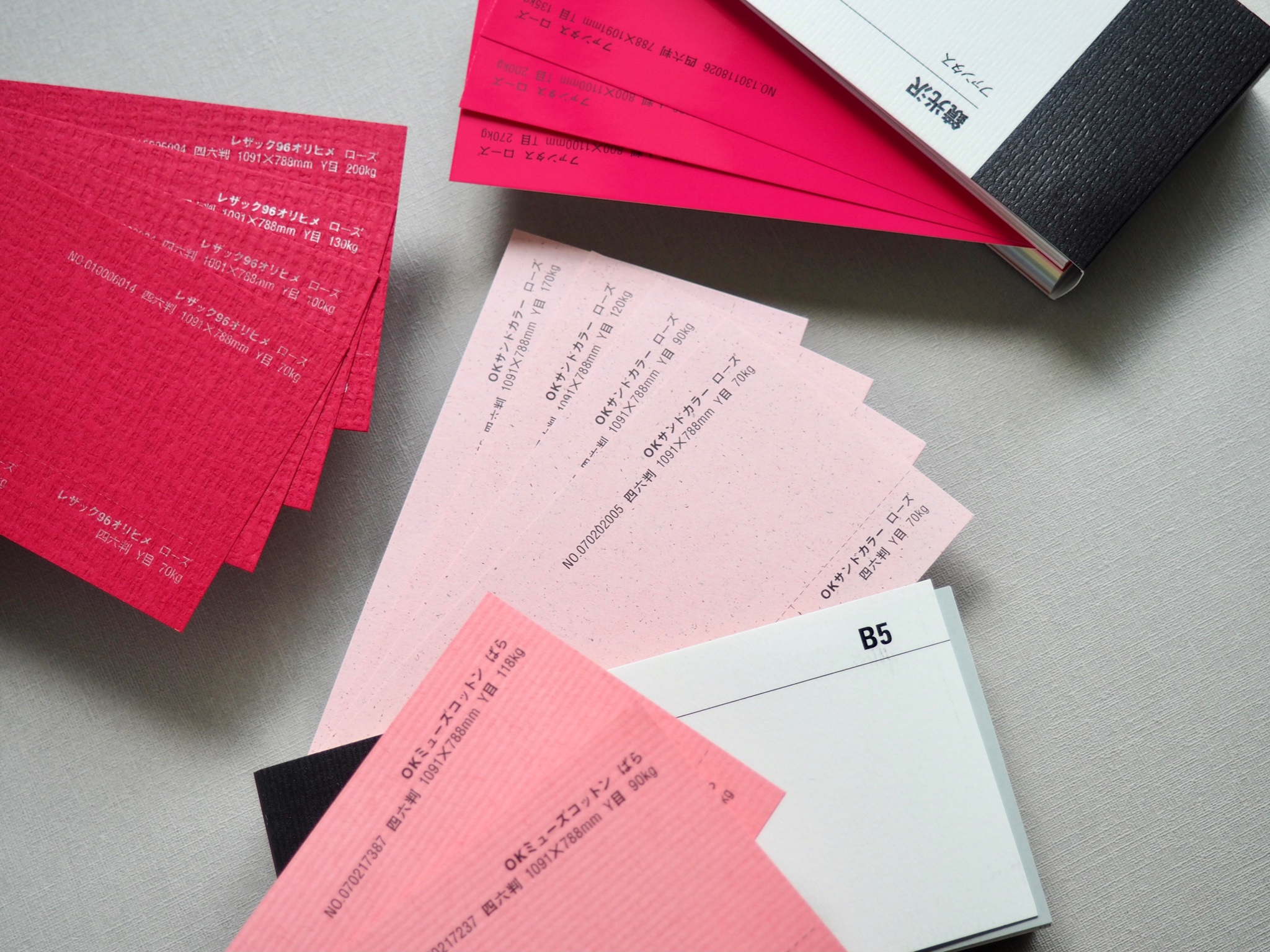 平和紙業株式会社 今日6月27日のバースデーカラーは ローズピンク です 赤からピンクにかけて幅広い色調を 英語 では Rose といいます 薔薇の花の色が種類によって異なるように ローズ色の紙も色々あります レザック96オリヒメ ローズ ファンタス