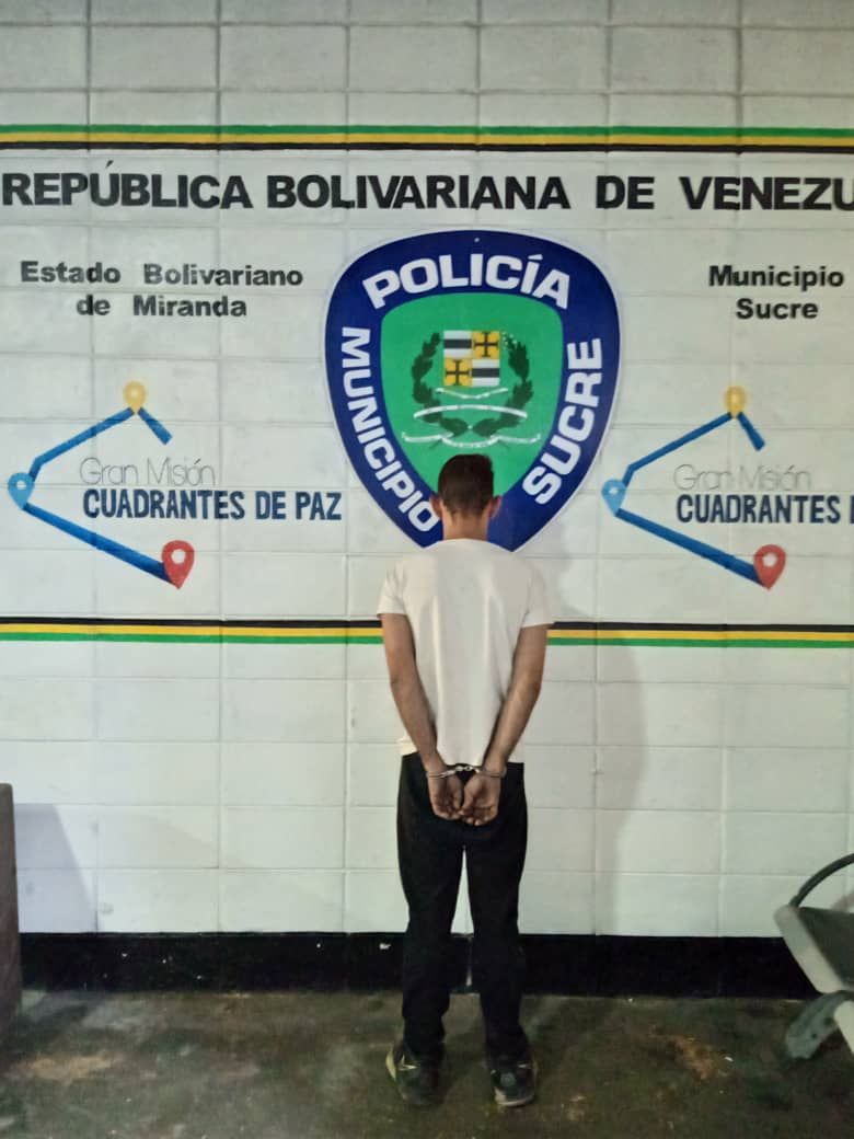 PolisucreOficia's tweet photo. Ciudadano Aprehendido en el sector de Guaicoco, puesto a la orden del Ministerio Público por haber sido señalado por su hijastra (adolescente 13a) de haber  presuntamente abusado sexualmente en ausencia de su progenitora. Hechos que serán investigados. https://t.co/aKCL6IsHzs