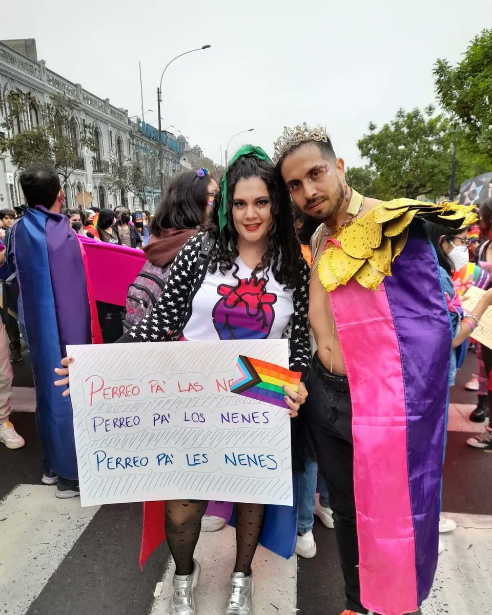 alexhmuro's tweet image. Un poquito del poder #bisexual que se vivió en la Marcha del Orgullo en Lima. 
Nuestro movimiento trasciende la bifobia, el conservadurismo fundamentalista y los binarismos.
El escándalo también es político.
@Orgullobipe