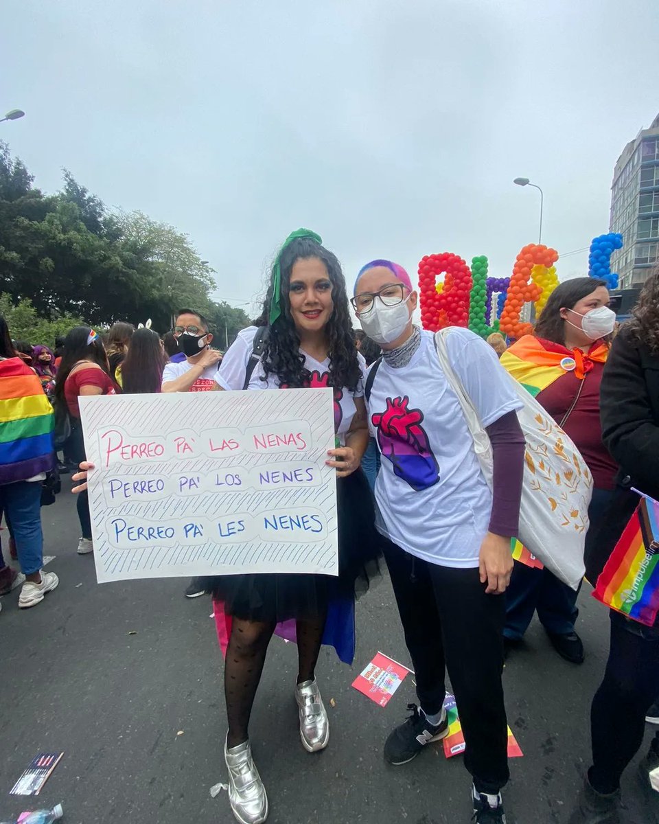 alexhmuro's tweet image. Un poquito del poder #bisexual que se vivió en la Marcha del Orgullo en Lima. 
Nuestro movimiento trasciende la bifobia, el conservadurismo fundamentalista y los binarismos.
El escándalo también es político.
@Orgullobipe