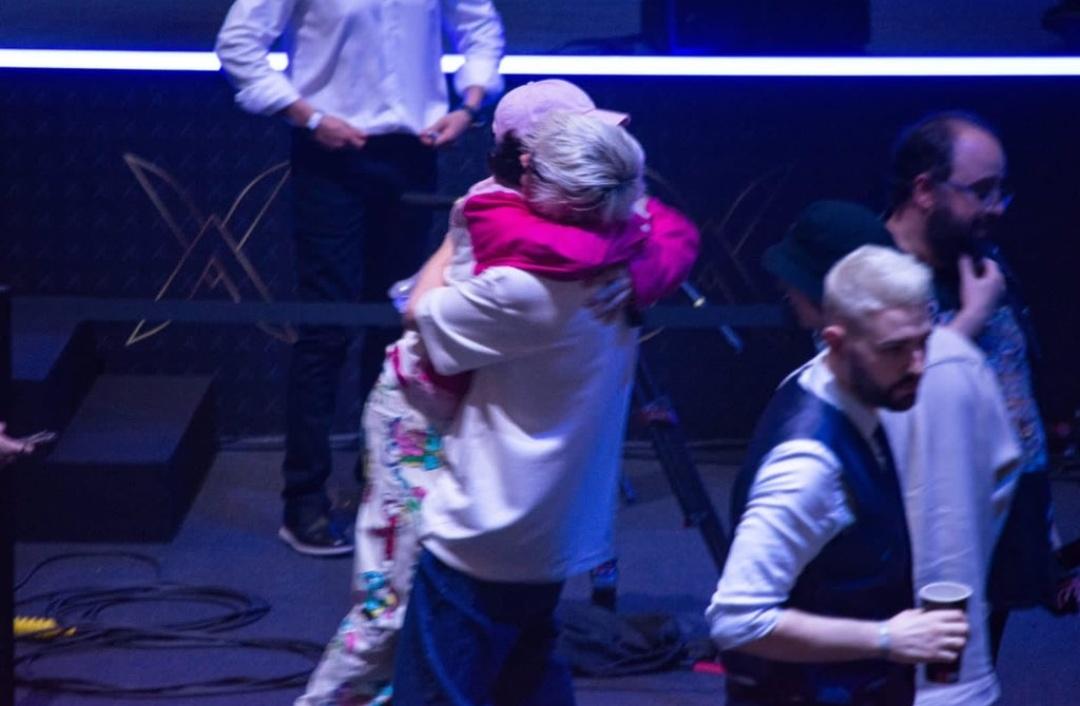 Rubén cargando a mi casita