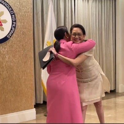 nikzaaurrr's tweet photo. "My favorite Senator Risa Hontiveros" 

Welcome home 😭 https://t.co/84e5DxQ5gJ