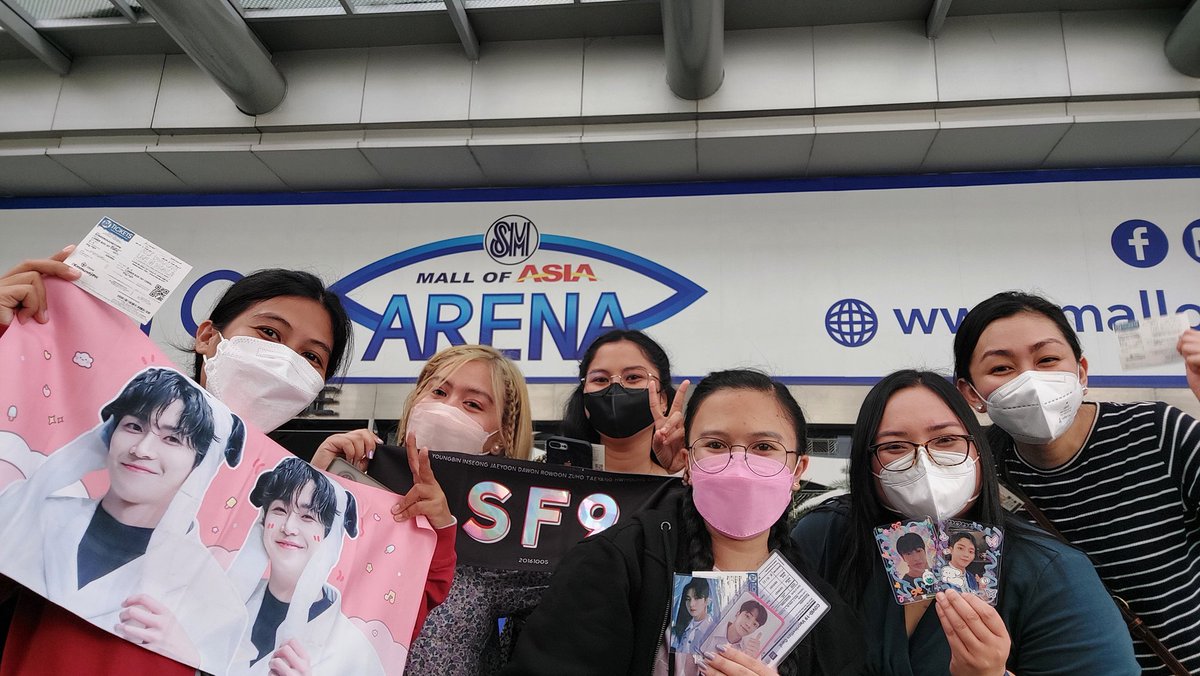 22MissK's tweet photo. Flew all the way from Cebu to Manila for our love Rowoon. ✈️

Team Cebu ft. @kdramasbringjoy 🫶

Thank you so much @KmmunityPH 
 for bringing Rowoon back to PH. 💕

SF9 next please 🥺

#GlobeRowoon #KmmunityRoWoon #RowoonLiveinManila #Rowoon #로운 #SF9 #에스에프나인 @SF9official https://t.co/dLeoPPWXKa