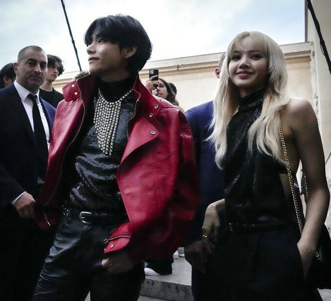 La_Lisa2002's tweet photo. Hắc bạch công tử song hành =)) Ngầu đét chứ đùa <3
Bức ảnh gấp đôi visual🫶✨
LALISA HUMAN CELINE
#LISAXCELINE 
#LISAatCelinePFW22
#TEAHYUNGXCELINE https://t.co/FbH6wBCgrZ
