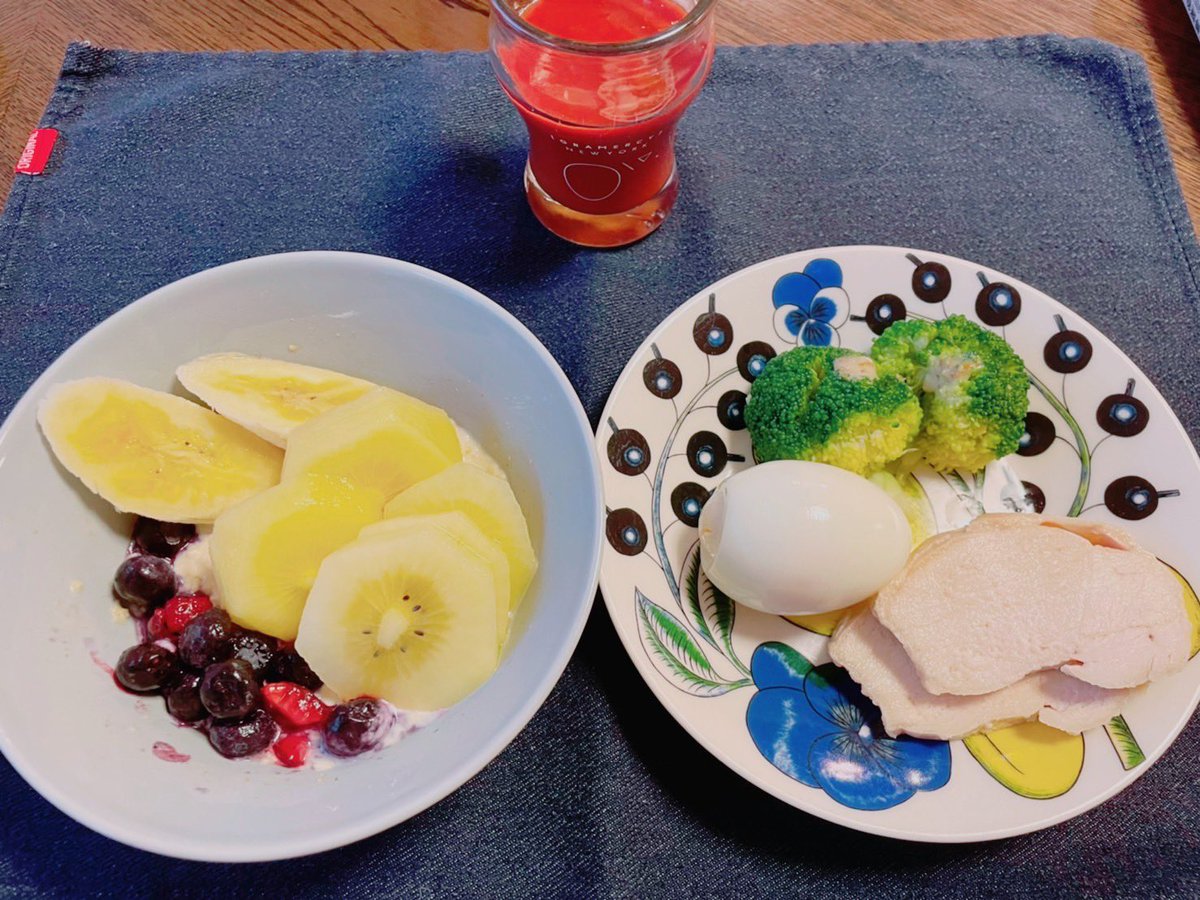 lulietty01's tweet photo. 最近オートミールに飽きたので
オートミールをスイーツにしだした。アサイーみたいでしょ？
うますぎるよ。
冷凍フルーツとジャム入れてるんよ…（アボガドはフルーツじゃないな？） https://t.co/vvZ6QVtfy2