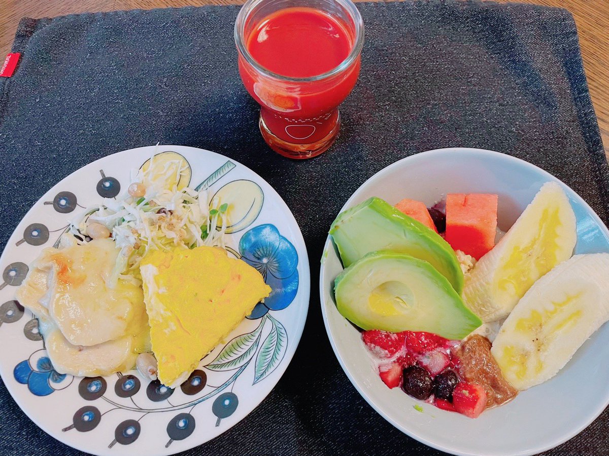 lulietty01's tweet photo. 最近オートミールに飽きたので
オートミールをスイーツにしだした。アサイーみたいでしょ？
うますぎるよ。
冷凍フルーツとジャム入れてるんよ…（アボガドはフルーツじゃないな？） https://t.co/vvZ6QVtfy2