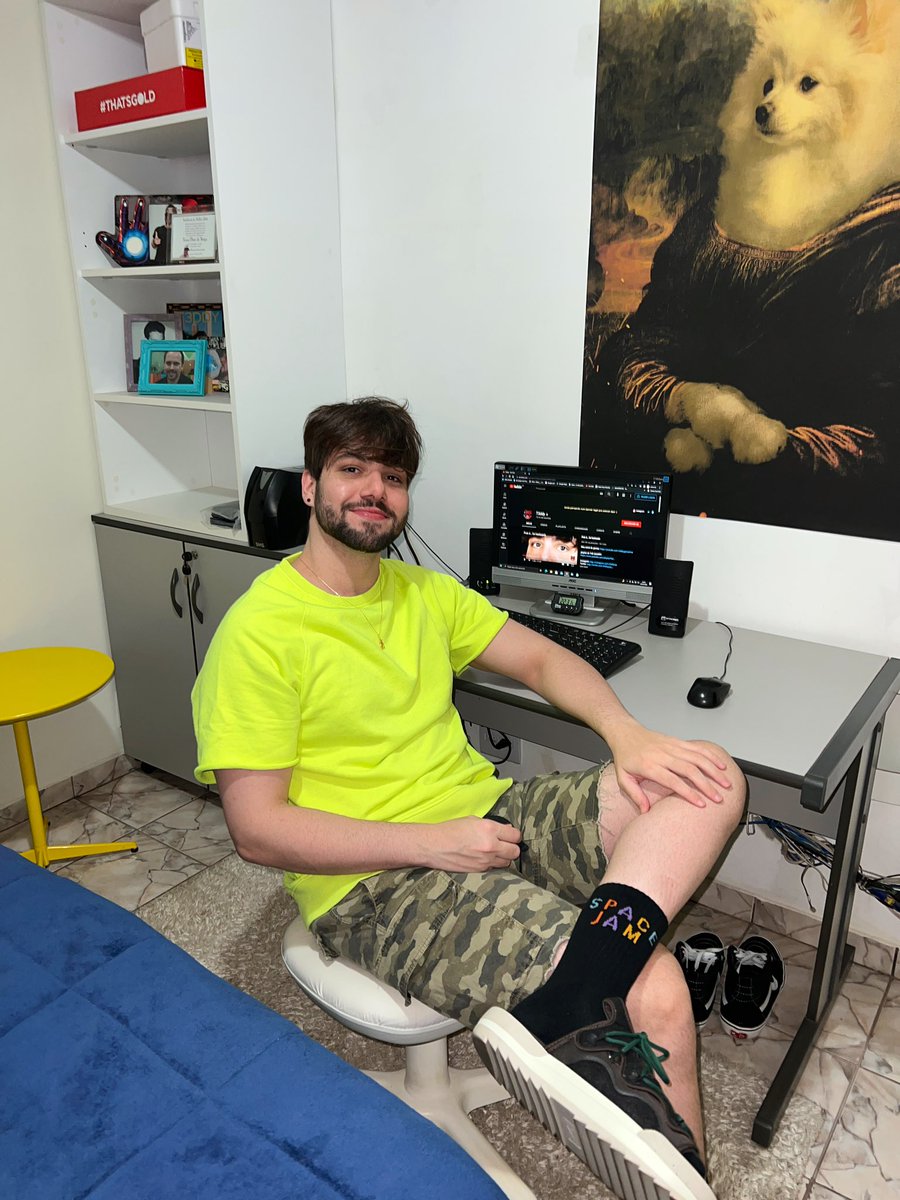 t3ddyyyyy's tweet photo. tô aqui exatamente no mesmo quartinho onde comecei minha história no youtube

hoje chegamos a 15 milhões de inscritos. Eu quando sentei aqui pra gravar meu primeiro vídeo nunca imaginei escrever um tweet desses um dia.

então mt obrigado pelos 15 milhões
muito obrigado por tudo💙 https://t.co/retk8MV9PV
