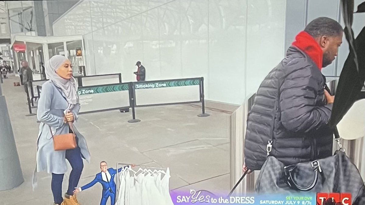 Chiefsloverchi1's tweet image. Bilal walking 5 feet ahead of Shaeeda at the airport is all you need to know about this sorry excuse for a man #90DayFiance